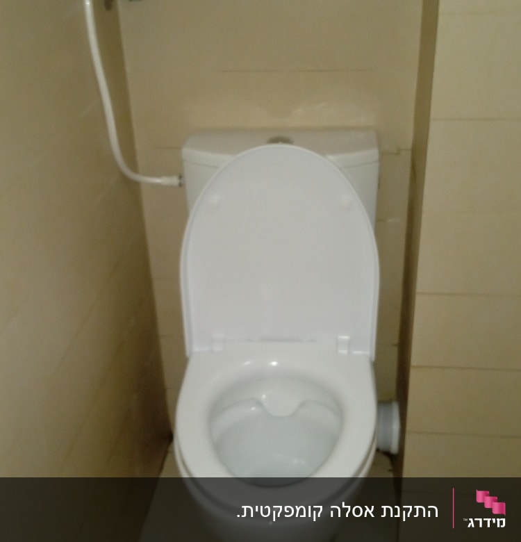 אסלה עם מכסה פתוח וצינור מים מחובר